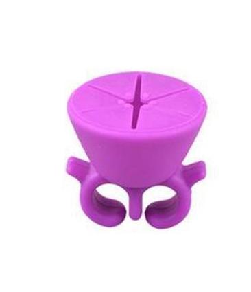 Práctico soporte para esmalte de uñas.